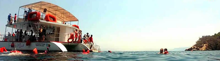 Trimarán Privado de Dos Pisos de 64' en Puerto Vallarta 1