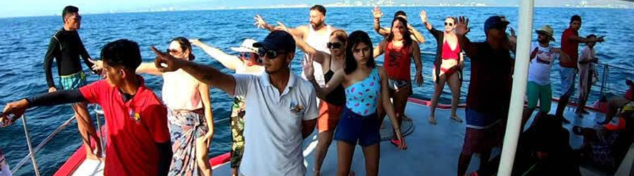 Trimarán Privado de Dos Pisos de 64' en Puerto Vallarta 3